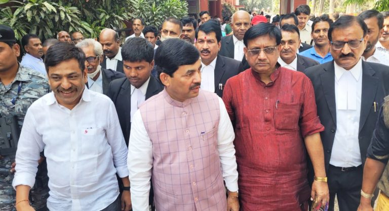 Bhagalpur: आचार संहिता उल्लंघन मामले में अदालत में पेश हुए मंत्री सैयद शाहनवाज हुसैन और विधायक शैलेंद्र