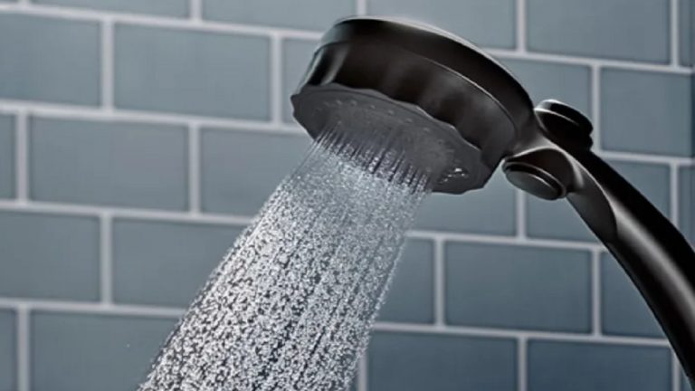 Bathing Habits: नहाते समय इन बातों का रखें ध्यान, वरना पेट की समस्या से हो जाएंगे परेशान