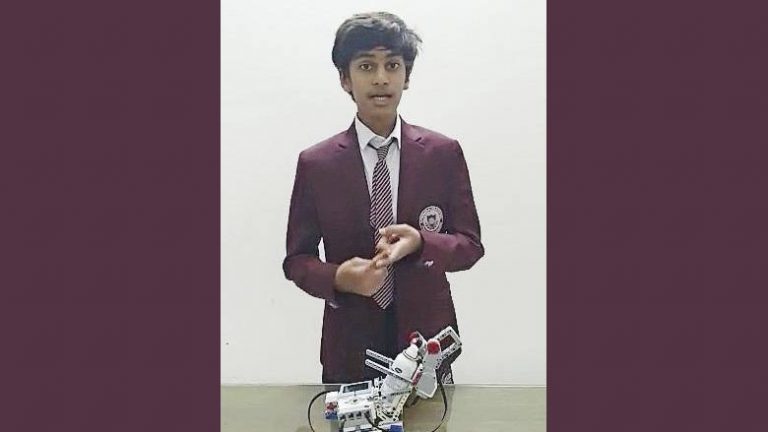 COVID 19 Update: दुबई में भारतीय छात्र ने बनाया हैंड सैनीटाइजर रोबोट
