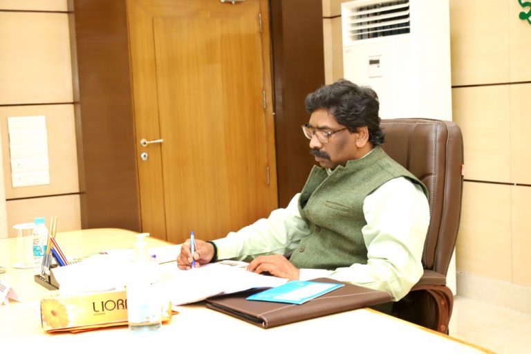 सीएम हेमंत सोरेन ने इंदिरा आवास योजनाओं की सरकारी राशि गबन करनेवाले अफसरों के खिलाफ कार्रवाई का दिया आदेश