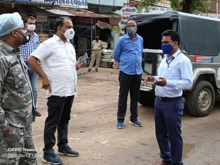 सिमडेगा में बिना मास्क पहने घूम रहे लोगों से वसूला गया जुर्माना