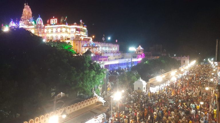 Janmashtami 2022: श्रीकृष्ण ने लिया जन्म, मथुरा में आधी रात को लगे लड्डू गोपाल के जयकारे