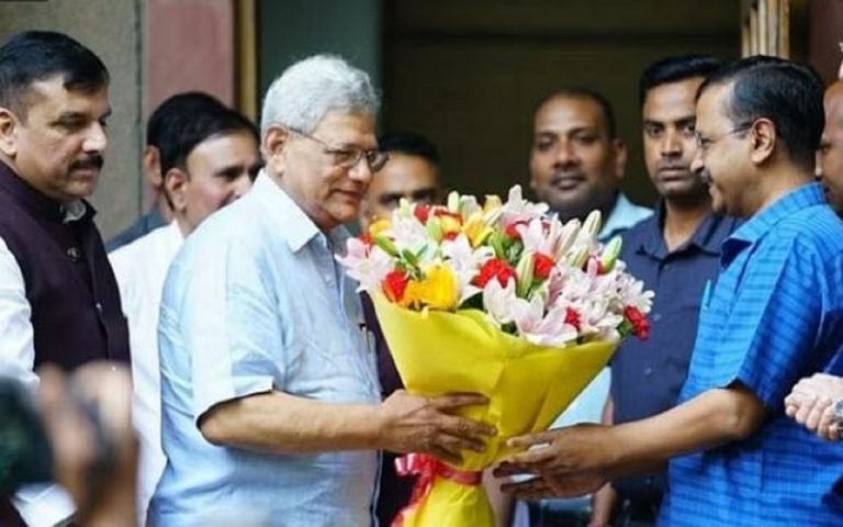 अध्यादेश के खिलाफ केजरीवाल की जंग जारी, सीताराम येचुरी से मुलाकात कर मांगा CPI(M) का समर्थन
