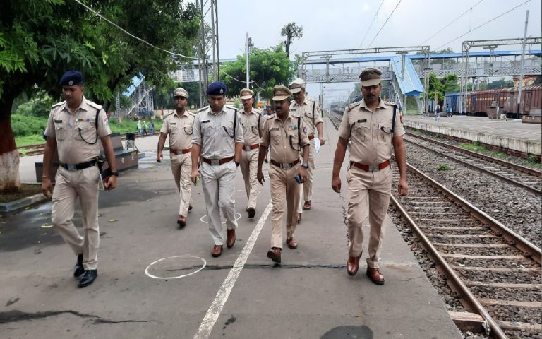 दुर्गापूजा में ट्रेन-प्लेटफार्म की बढ़ेगी सुरक्षा, लगेंगे CCTV, RPF पोस्ट के सुरक्षा आयुक्त ने किया दौरा