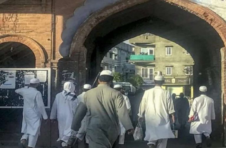 मस्जिद में एकत्र होकर रात में नमाज पढ़ रहे थे लोग, रोकने गयी पुलिस पर पथराव, पांच घायल