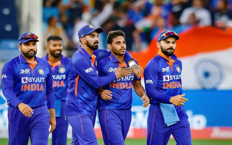 PHOTOS: भारतीय बल्लेबाजों के लिए अबूझ पहेली बनते जा रहे हैं बाएं हाथ के तेज गेंदबाज, इनके आगे टीम इंडिया बेबस