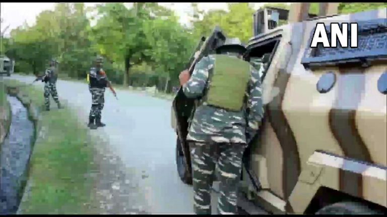 Jammu Kashmir Encounter: पुलवामा में सुरक्षाबलों के साथ हुई मुठभेड़ में दो आतंकी ढेर, ऑपरेशन जारी