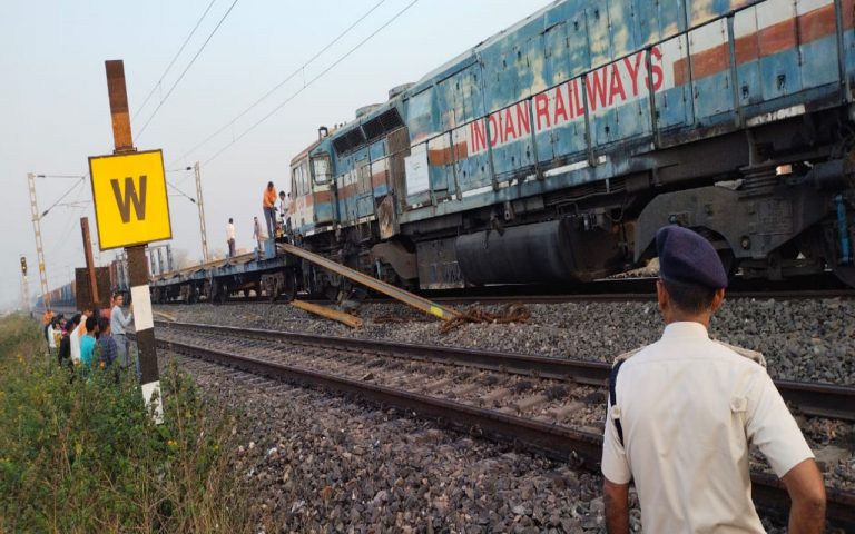 झारखंड: मालगाड़ी पर लदी रेल पटरी से टकराया इंजन, ट्रेनों का परिचालन बाधित, डीआरएम ने दिया जांच का आदेश