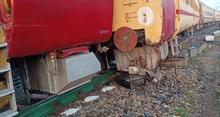 Train Derail: कुम्हऊ स्टेशन पर मालगाड़ी बेपटरी होने से कई ट्रेनों के परिचालन में बदलाव, पाएं लेटेस्ट अपडेट