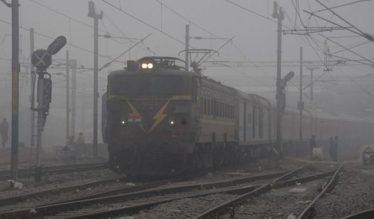 Train Running Status Today: कोहरे से स्पीड पर लगा ब्रेक,दिल्ली-मुंबई आने-जाने वाली ये ट्रेनें कई घंटे लेट