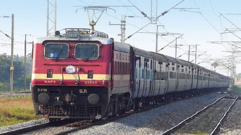 Bihar News: फरक्का एक्सप्रेस से दो यात्रियों को बाहर फेंका, पुलिस वर्दी पहनकर ट्रेन में घुसे थे बदमाश!