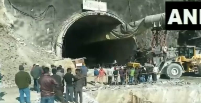 उत्तराखंड में निर्माणाधीन टनल टूटी, दर्जनों मजदूरों के फंसे होने की आशंका, देखें वीडियो