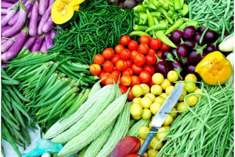 Vegetable Market: आम से दोगुना महंगा हुआ टमाटर, मुर्गे को मात दे रही है हरी मिर्च…