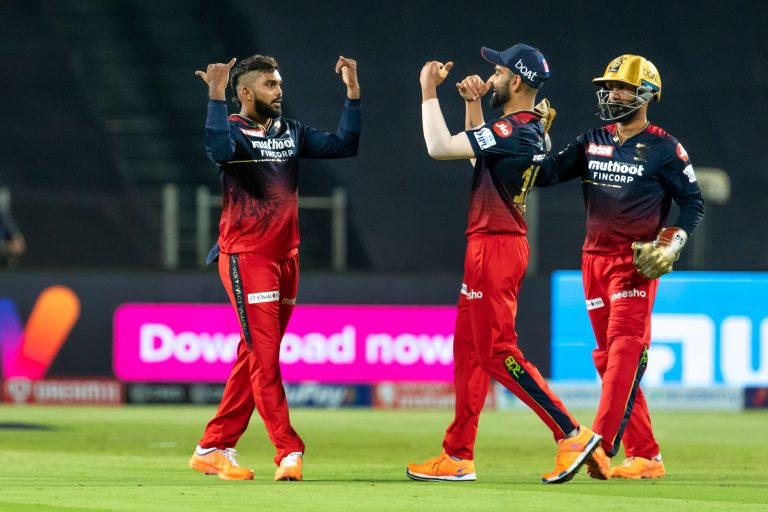 IPL 2022: आईपीएल सुरक्षा में भारी चूक, मैदान के अंदर घुसकर फैन ने विराट कोहली को मारा धक्का, VIDEO