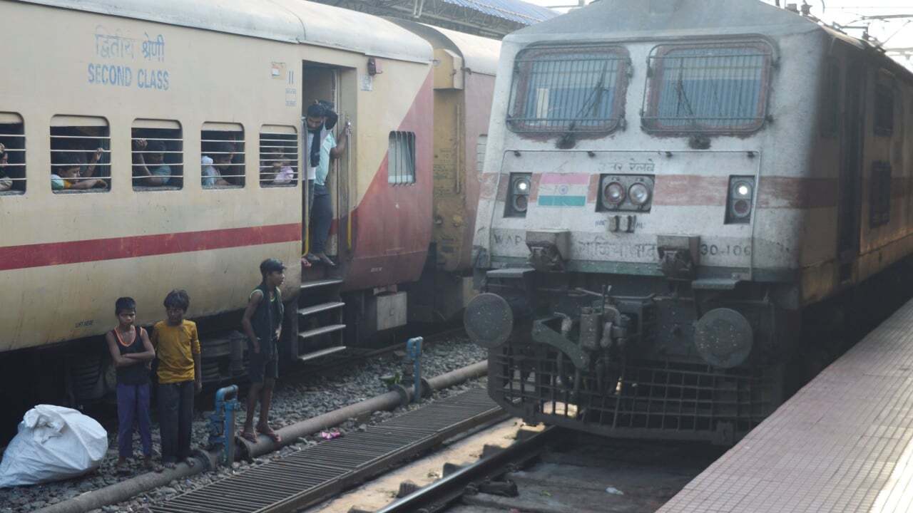 बिहार में महिला व दो बच्चाें के ऊपर से दौड़ी ट्रेन, मौत को ‘टक्क से छूकर’ सभी सुरक्षित लौट आए वापस..