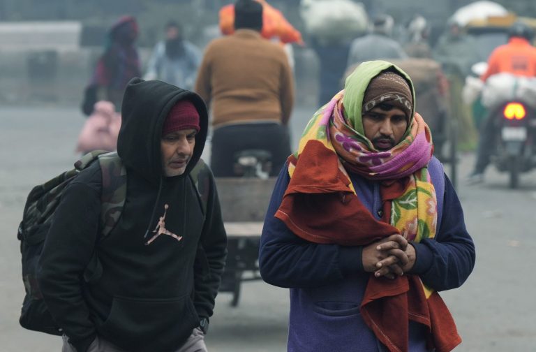 Winter Hacks : सर्दियों में शरीर को गर्म रखने के लिए अपनाएं ये हैक्स