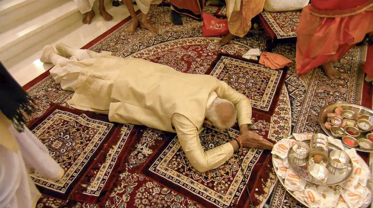 PHOTOS: प्राण-प्रतिष्ठा के बाद पीएम मोदी ने रामलला को किया दंडवत प्रणाम, देखें समारोह की भव्य तस्वीरें