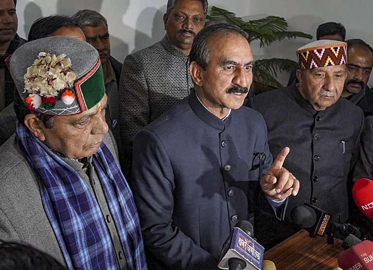 Congress : हिमाचल सीएम सुक्खू ने बागी विधायकों को कहा ‘काले सांप’, प्रतिभा सिंह ने भी दिया बड़ा बयान