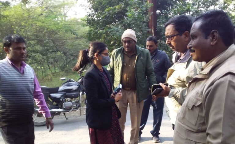 पति खेत पर गया, महिला ने खुद को कमरे में बंद किया और फंदे से लटक गई, परिवार में मचा कोहराम