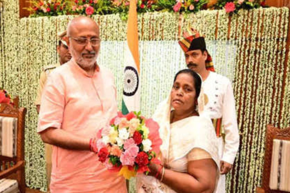 राज्यपाल सीपी राधाकृष्णन के साथ मंत्री बेबी देवी