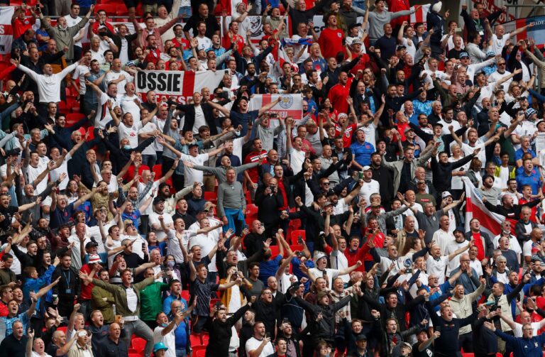 इंग्लैंड ने Euro Cup 2020 में रचा इतिहास और जर्मन विदेश मंत्री का उलटा पड़ गया दांव, शर्त में हार बैठे बीयर की कैरेट