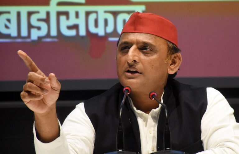 सरयू नहर प्रोजेक्ट: अखिलेश और पीएम मोदी में ‘जंग’, ट्विटर यूजर्स ने ढूंढा ‘टीपू भैया’ का शाहजहां कनेक्शन