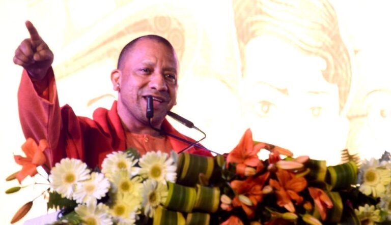 Akasa Air: सीएम योगी ने लखनऊ को दिया अकासा एयर का उपहार, आज से शुरू होगी बेंगलुरु-लखनऊ-मुंबई रूट सेवाएं