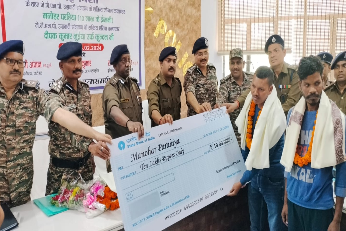 JJMP जोनल कमांडर और एरिया कमांडर ने किया सरेंडर