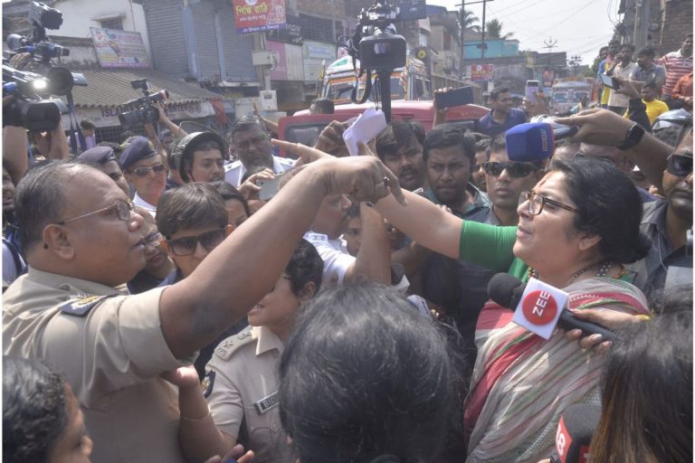 पश्चिम बंगाल : लॉकेट चटर्जी को संदेशखाली जाने से पहले ही कोलकाता पुलिस ने लिया हिरासत में