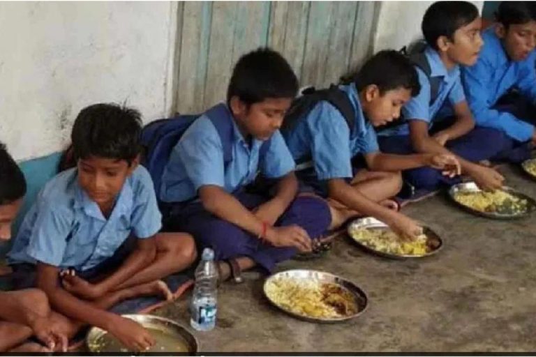Madhubani News : 20 दिनों से नहीं बन रहा मध्याह्न भोजन, नाराज ग्रामीणों ने किया हंगामा