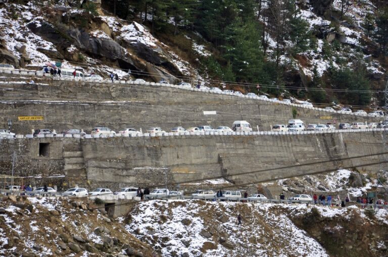 Himachal Pradesh Weather: बर्फबारी का आनंद उठाकर लौटते समय बुरे फंसे पर्यटक, गाड़ी में ही रात बितानी पड़ी