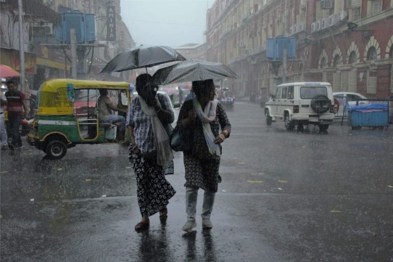 Weather Alert Today: मौसम ने फिर ली करवट, झारखंड-दिल्ली समेत इन राज्यों में बारिश का अलर्ट