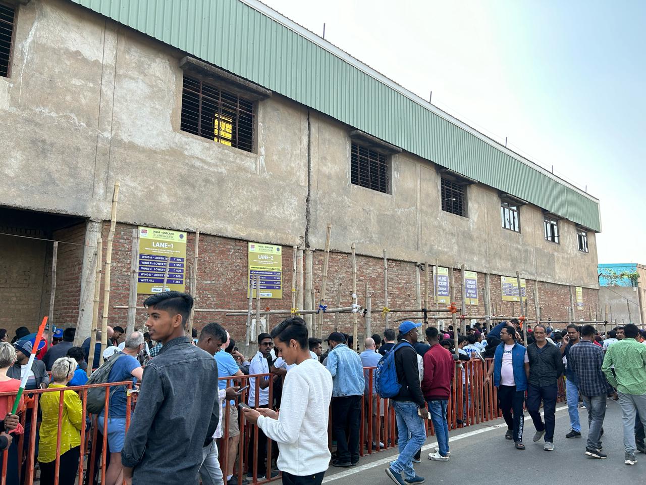 IND vs ENG: ऑनलाईन टिकट ने बढ़ाई परेशानी