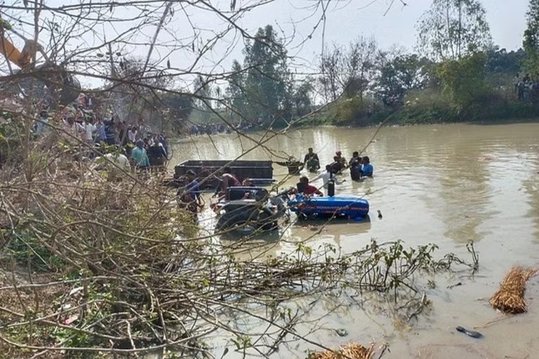 Kasganj : श्रद्धालुओं से भरी ट्रैक्टर-ट्रॉली तालाब में पलटी, हादसे में 7 बच्चों समेत 15 की मौत