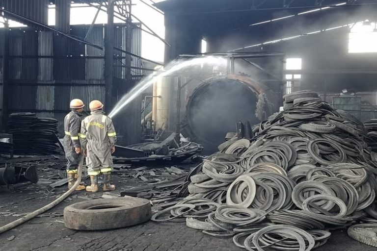 Meerut : टायर फैक्ट्री का बायलर फटने से 2 की मौत, 3 गंभीर रूप से घायल, परिजनों में मचा कोहराम