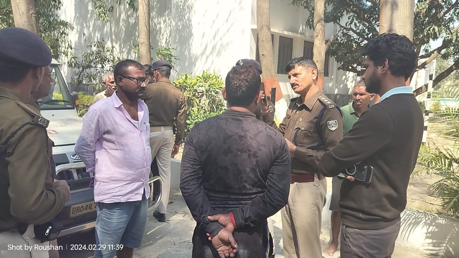 आत्महत्या की जांच के लिए पहुंची पुलिस