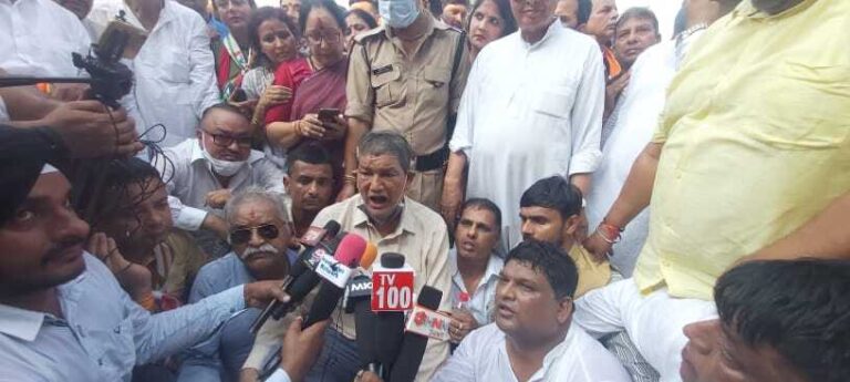 UP बॉर्डर पर रोके गए उत्तराखंड के पूर्व CM हरीश रावत, धरने पर बैठे कांग्रेसी कार्यकर्ता