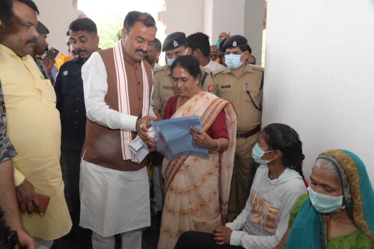 Agra News: डिप्टी सीएम के सामने दुष्कर्म पीड़िता ने रोकर बताया दर्द, कहा- पुलिस नहीं कर रही कोई सुनवाई