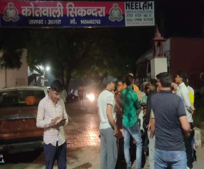 Agra News: दूसरे समुदाय के जिम संचालक पर छात्रा को अगवा करने का आरोप, आधी रात को थाने पर हंगामा