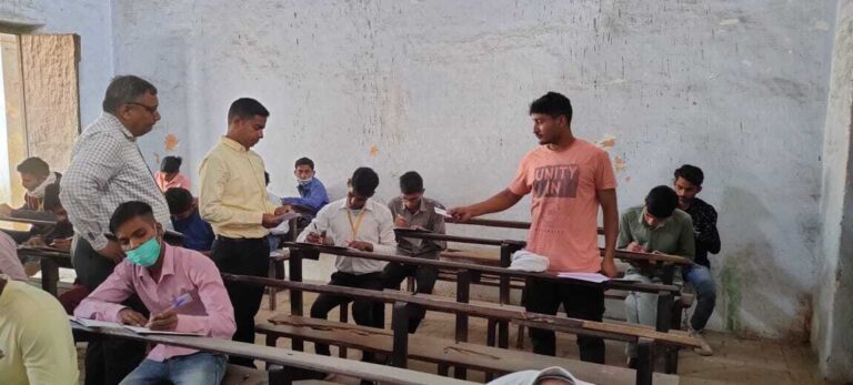 Bihar Board Inter Exams 2023: समस्तीपुर 
में नकल करते पकड़े गए ‘मुन्ना भाई’, 11 छात्र निष्कासित