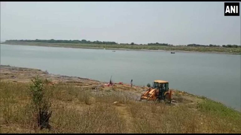 Bihar News: बक्सर में गंगा नदी के किनारे मिला लाशों का ढेर, कोरोना काल में मचा हड़कंप