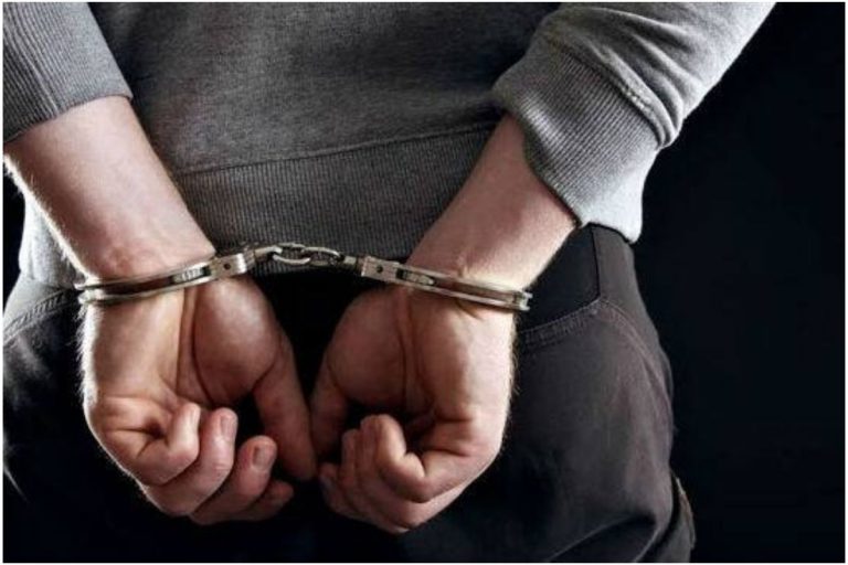 Muzaffarpur News: हत्या के मामले में फरार आरोपी गैंग के साथ पहुंचा डकैती डालने, पुलिस ने भागते समय दबोचा