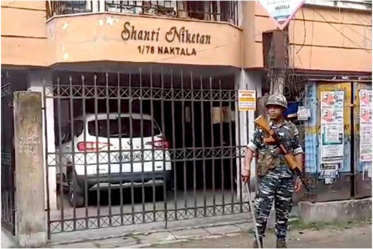 पश्चिम बंगाल : शिक्षक भर्ती घोटाला मामले में आरोपी पार्थ चटर्जी के करीबी के घर समेत 6 जगहों पर ईडी की छापेमारी