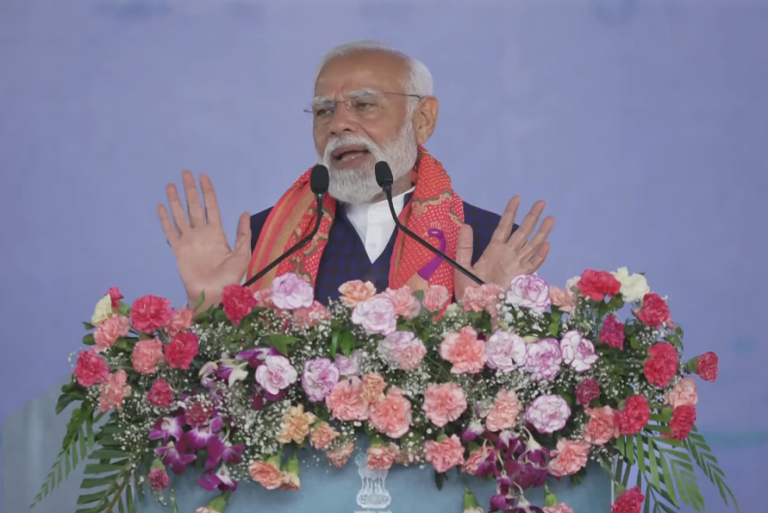 ईश्वर रूपी जनता-जनार्दन का सेवक ‘मोदी की गारंटी’, कांग्रेस पर कटाक्ष करते हुए जानें गुजरात में क्या बोले पीएम मोदी
