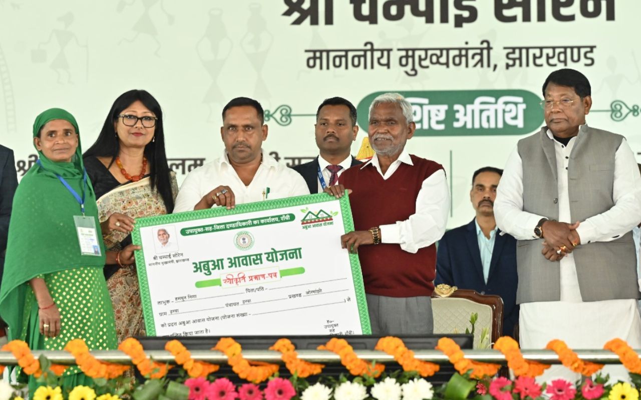 चंपाई सोरेन ने दी अबुआ आवास की सौगात