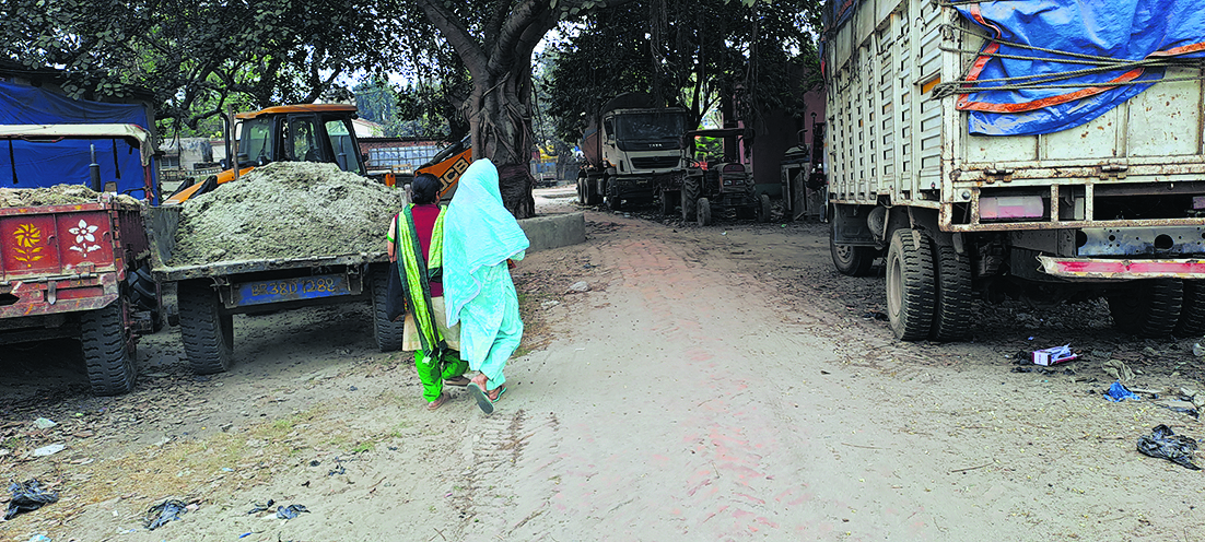 महिला थाना से नगर थाना की ओर जाती बरामद युवती व उनकी मां