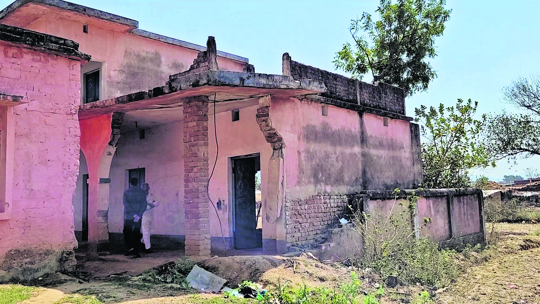 नक्सलियों के द्वारा तोड़ा गया स्कूल का भवन