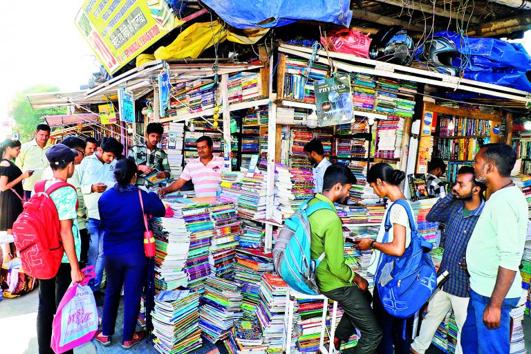 यहां आधी कीमत पर मिल जातीं हैं स्कूल से लेकर मेडिकल तक की पुस्तकें, दूर-दूर से खरीदारी करने आते हैं लोग