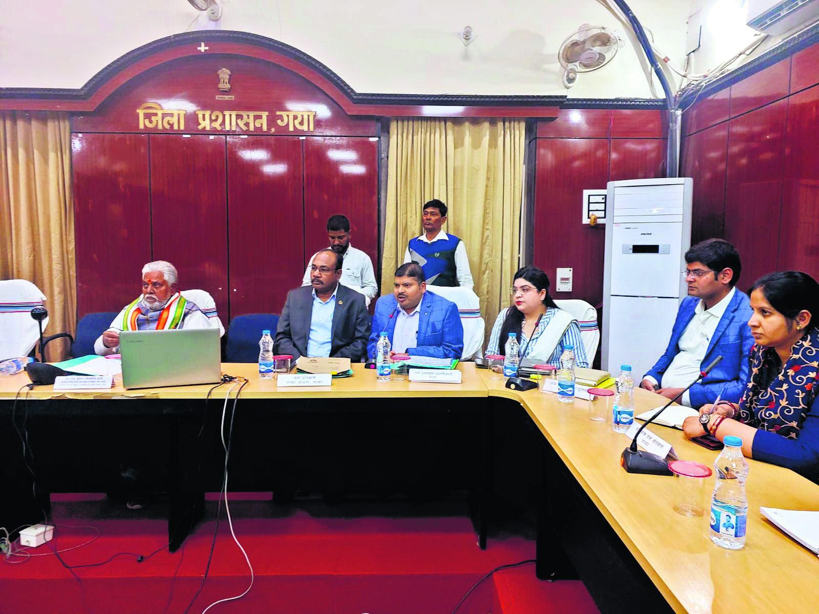 बैठक में मंत्री व अन्य अधिकारी