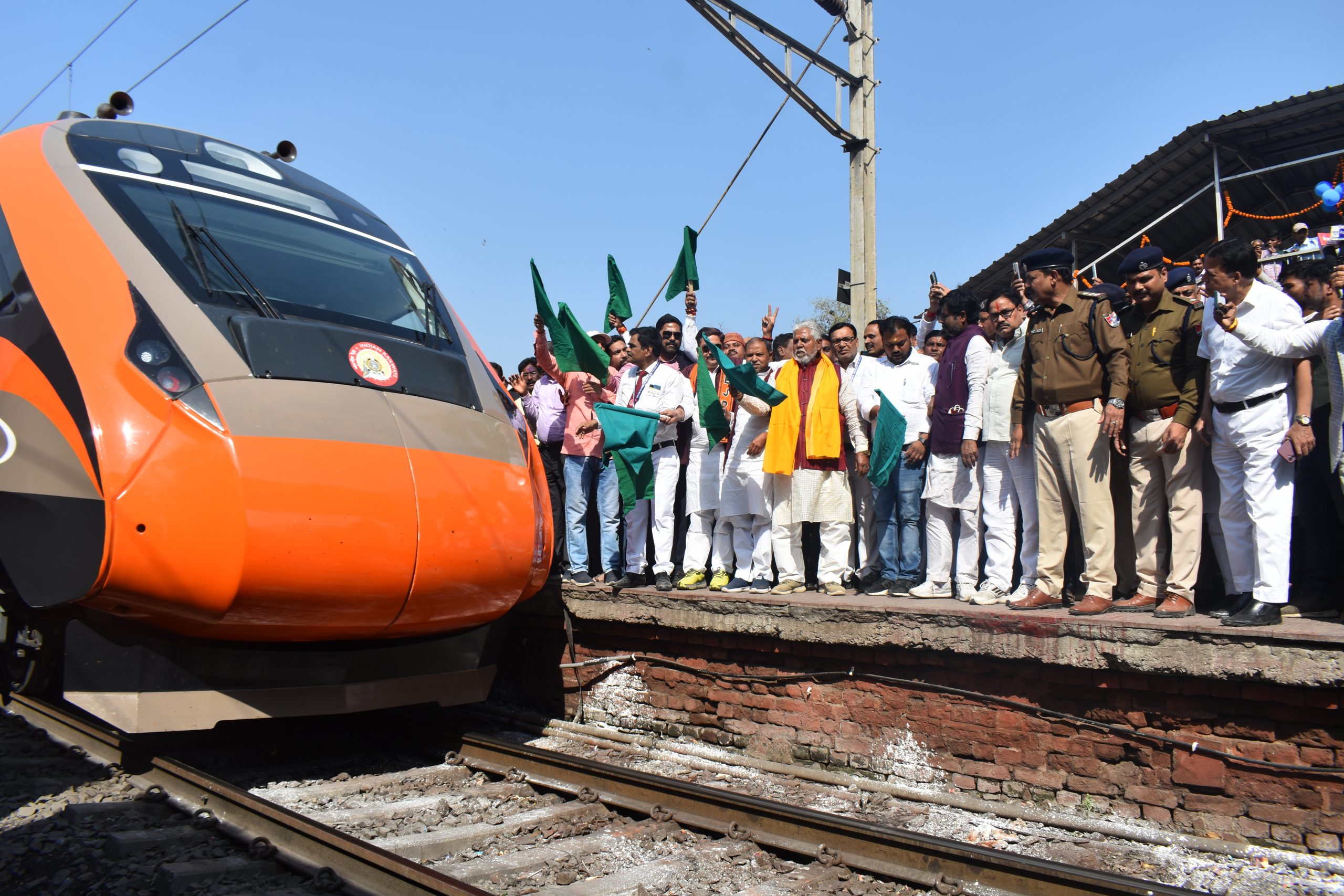 गया जंक्शन पर वंदे भारत ट्रेन को हरि झंडी दिखाकर रवाना करते मंत्री, सांसद व अन्य